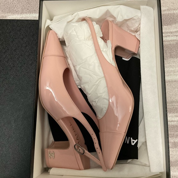 CHANEL
Patent Calfskin Cap Toe CC
Slingback Pumps 38 Light Pink - Picture 6 of 10